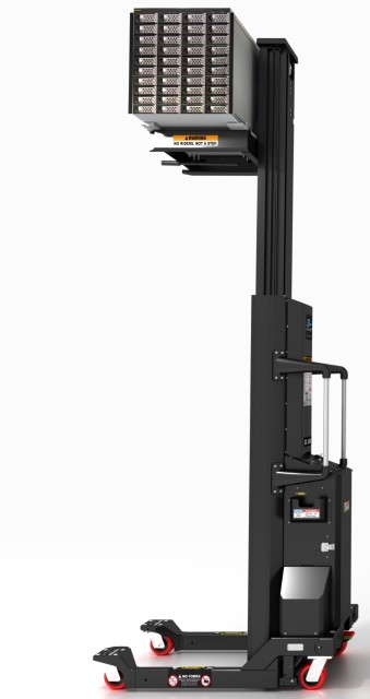 Daxten stand D600: Lifting and installing heavy IT equipment easily and safely to any height within the rack  